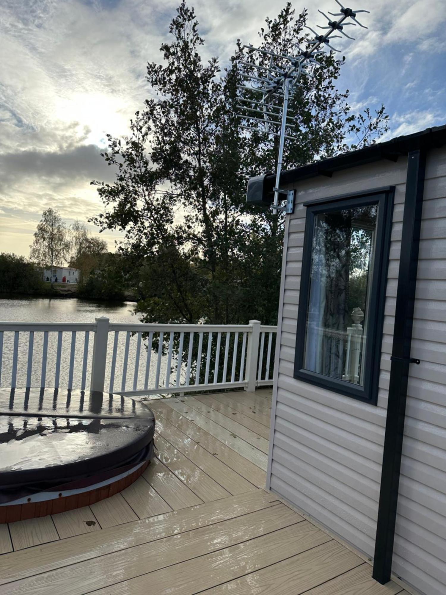 Luxury Lakeside Lodge, Hot Tub & Private Fishing Tattershall Exterior photo